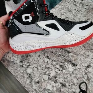 New In Box Bright White Men's Q4 Basketball Athletic Shoes. Sz M 7.5  W 8.5